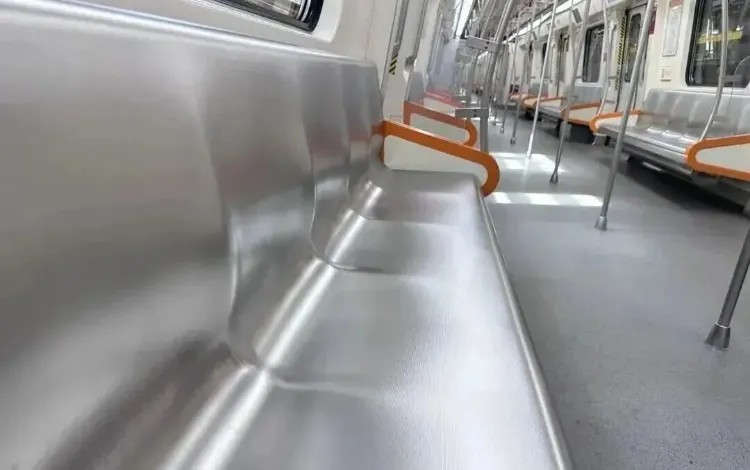 地铁里冷硬的座位,藏着一座城市的运行密码