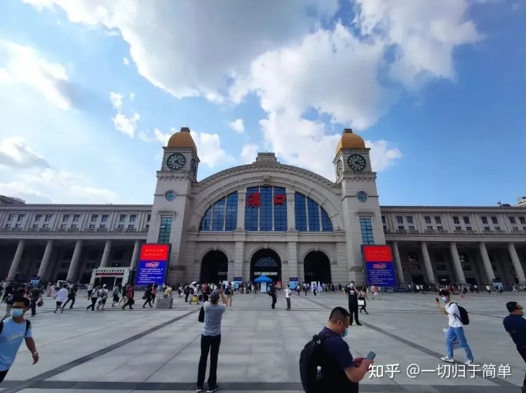 铁轨上的国家名片:火车站牌匾背后的“统一”与“例外”