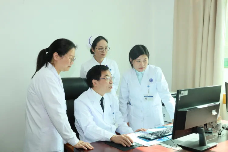 免疫风暴中的和平缔造者:细胞疗法如何改写“不治之症”的宿命