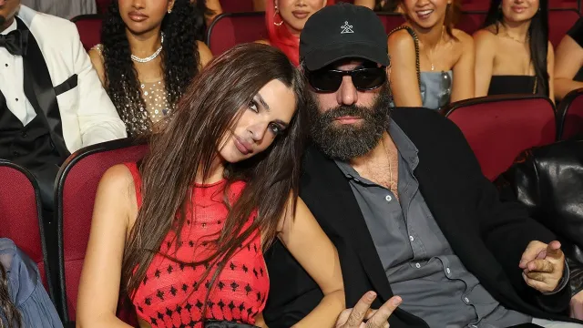Photo: zetik.com Emily Ratajkowski Flaunts RG Manicure at 2026 VMAs as Badge Reads Romain Plus One